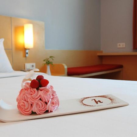 Arcadia Surabaya Hotel ภายนอก รูปภาพ